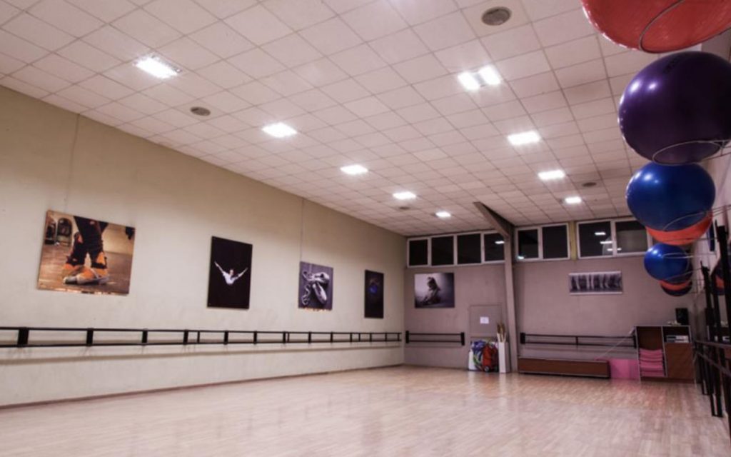 سالن بانوان مجموعه انقلاب