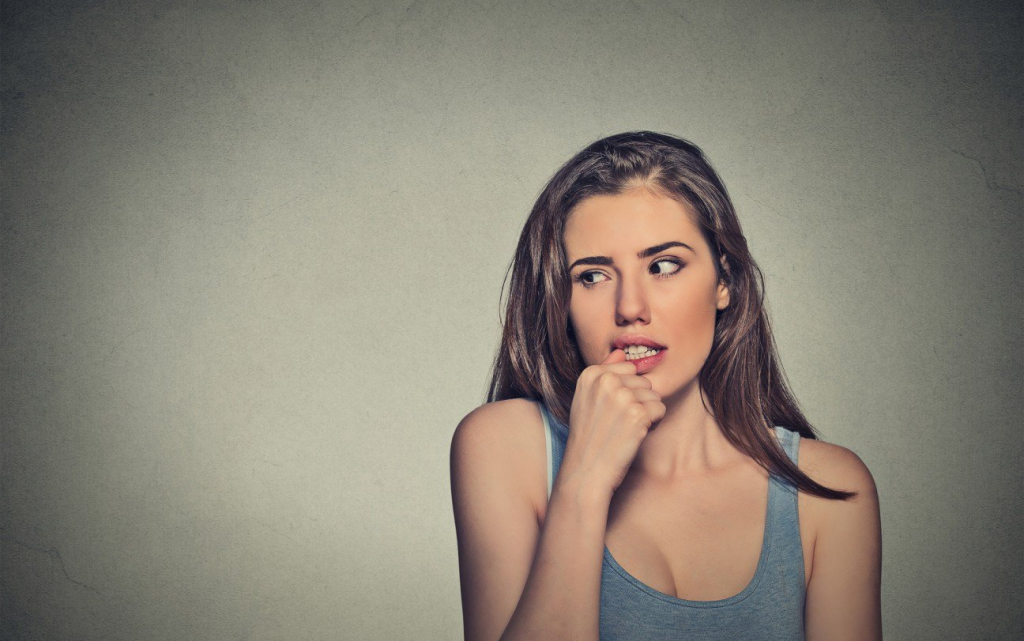 دست جلوی دهان گرفتن