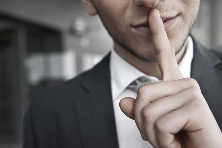 دروغ و سکوت