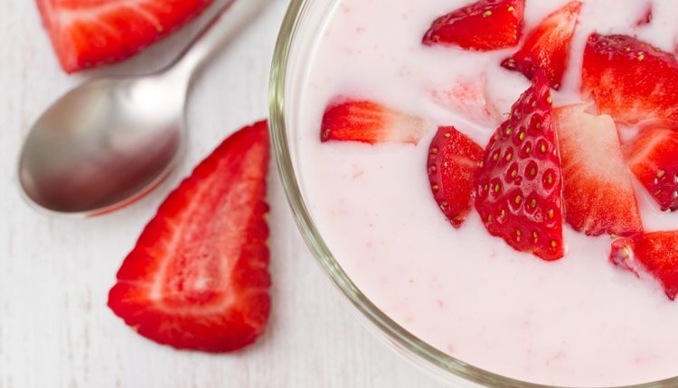 strawberry-yogurt-best-yogurts-for-weight-loss